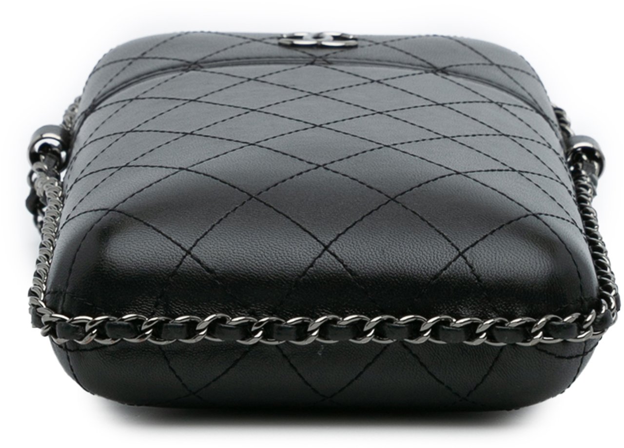 Chanel CC Quilted Lambskin Chain Around Phone Holder Zwart