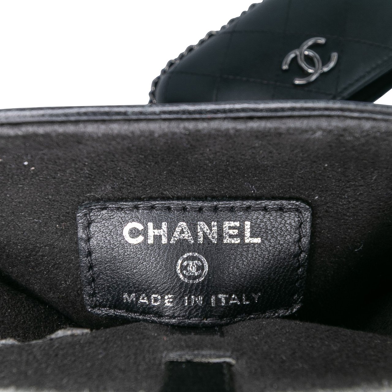 Chanel CC Quilted Lambskin Chain Around Phone Holder Zwart