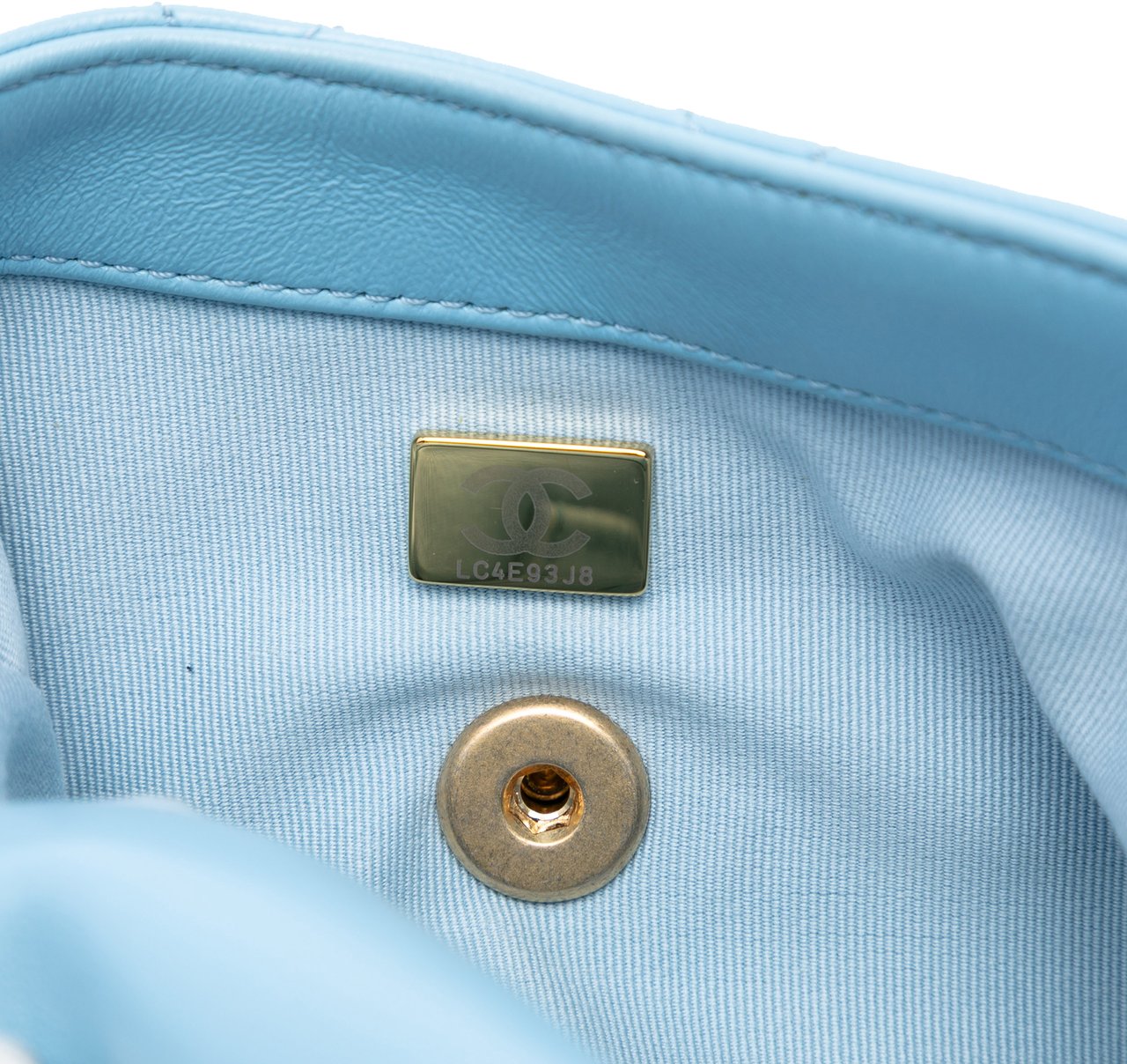 Chanel Mini Quilted Lambskin Lacquered Chain Flap Blauw