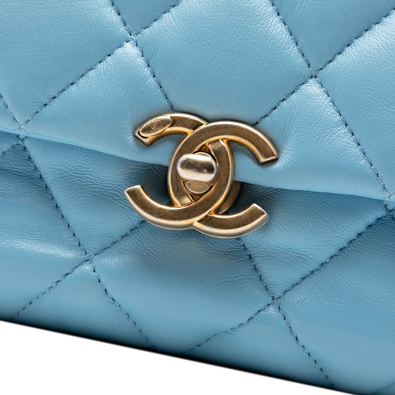 Chanel Mini Quilted Lambskin Lacquered Chain Flap Blauw