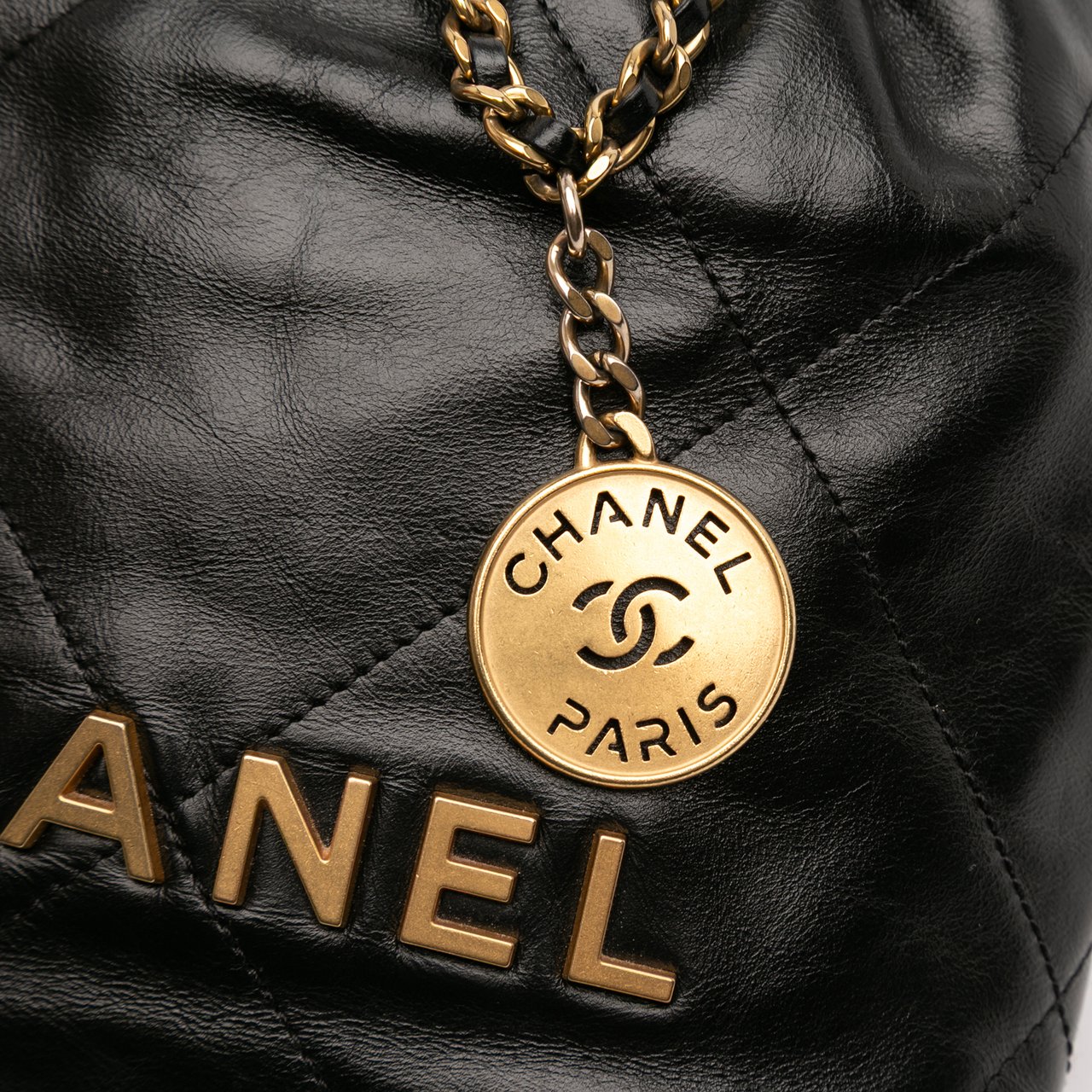 Chanel Mini Shiny Calfskin 22 Handbag Zwart