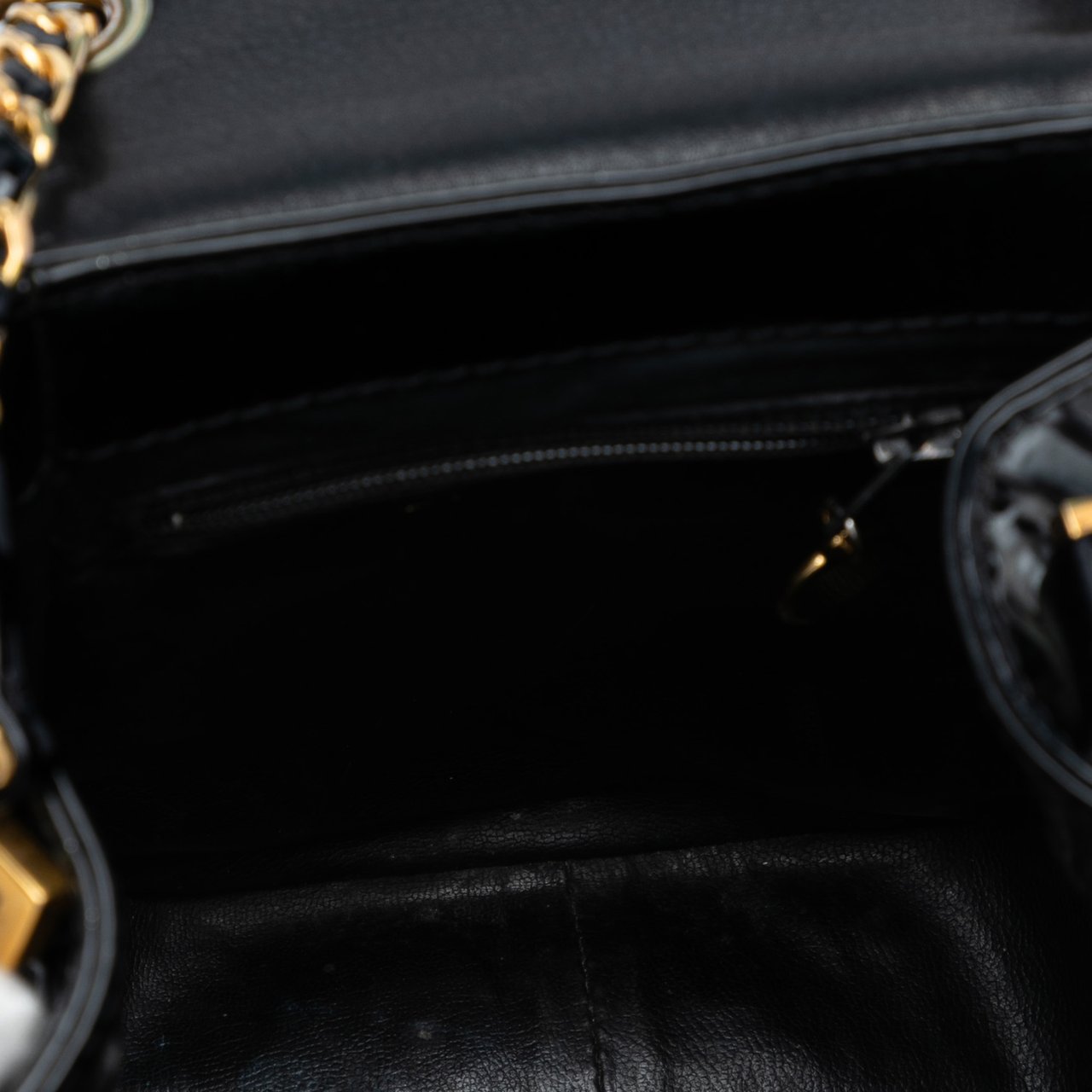 Chanel CC Patent Flap Crossbody Zwart