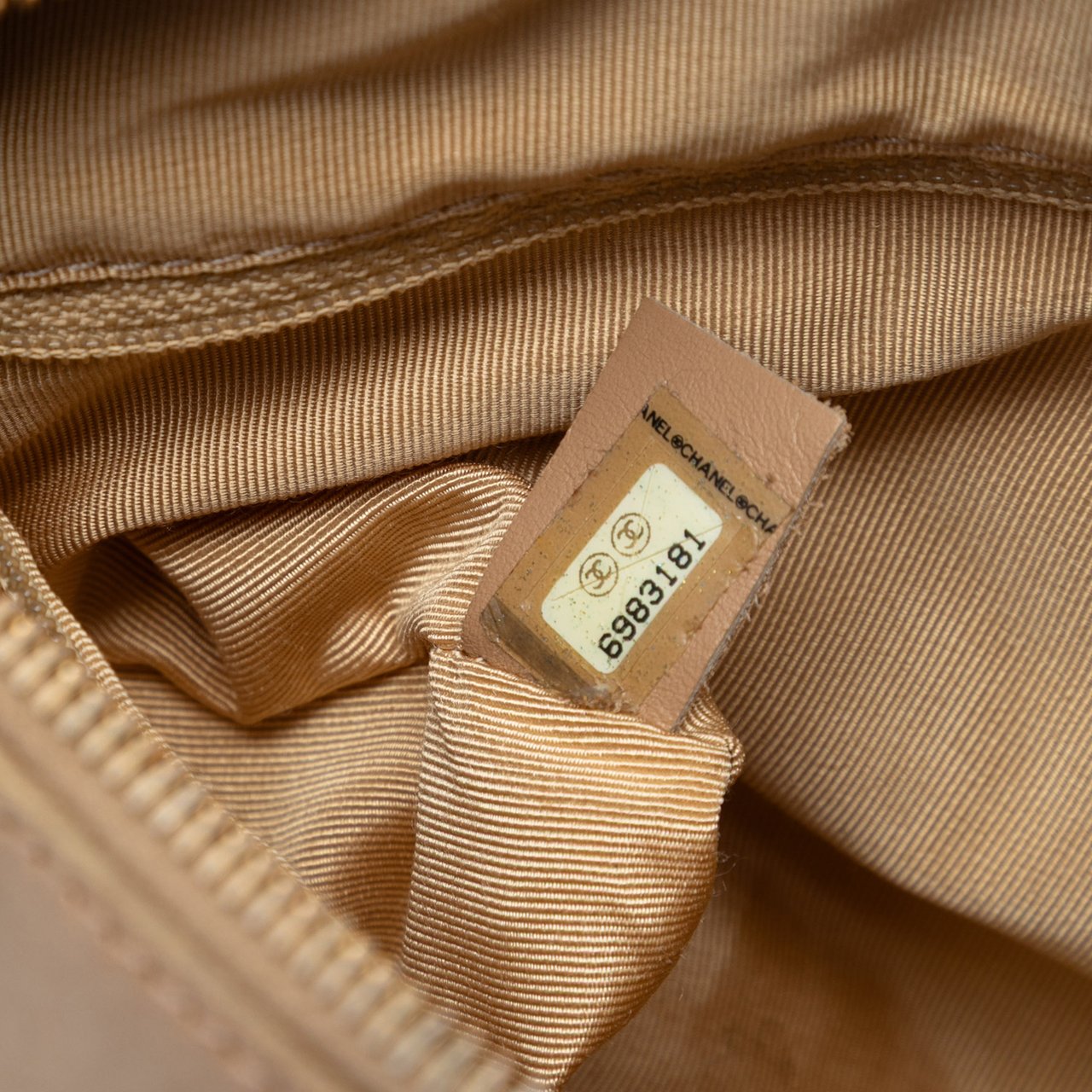 Chanel CC Chocolate Bar Metallic Lambskin Shoulder Bag Goud