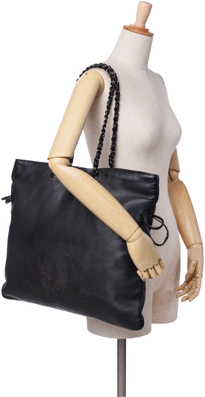 Chanel CC Lambskin Studded Bonbons Tote Zwart