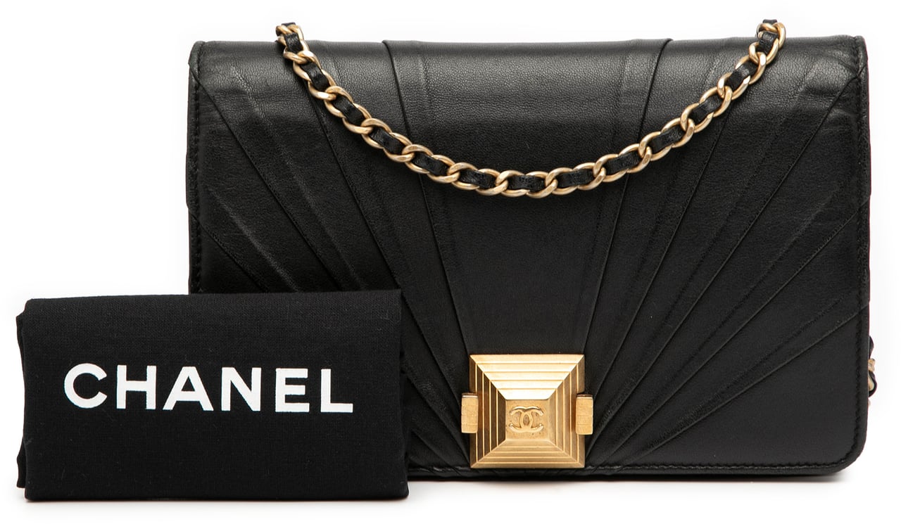 Chanel Lambskin Pyramid Wallet On Chain Zwart