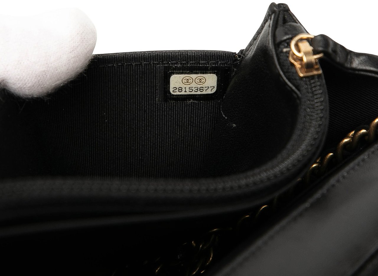 Chanel Lambskin Pyramid Wallet On Chain Zwart