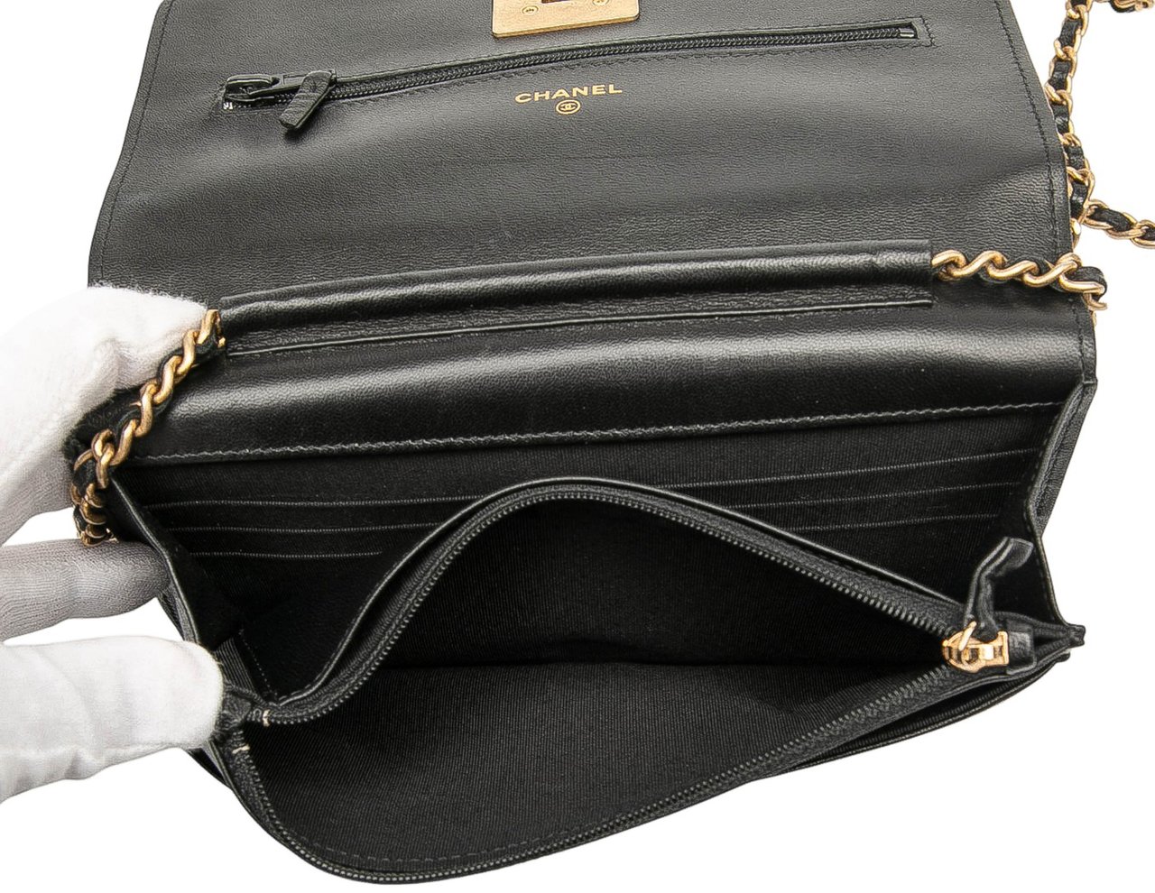 Chanel Lambskin Pyramid Wallet On Chain Zwart