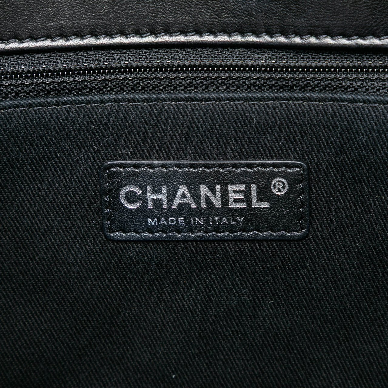 Chanel Quilted Patent Reissue 2.55 Tote Zwart