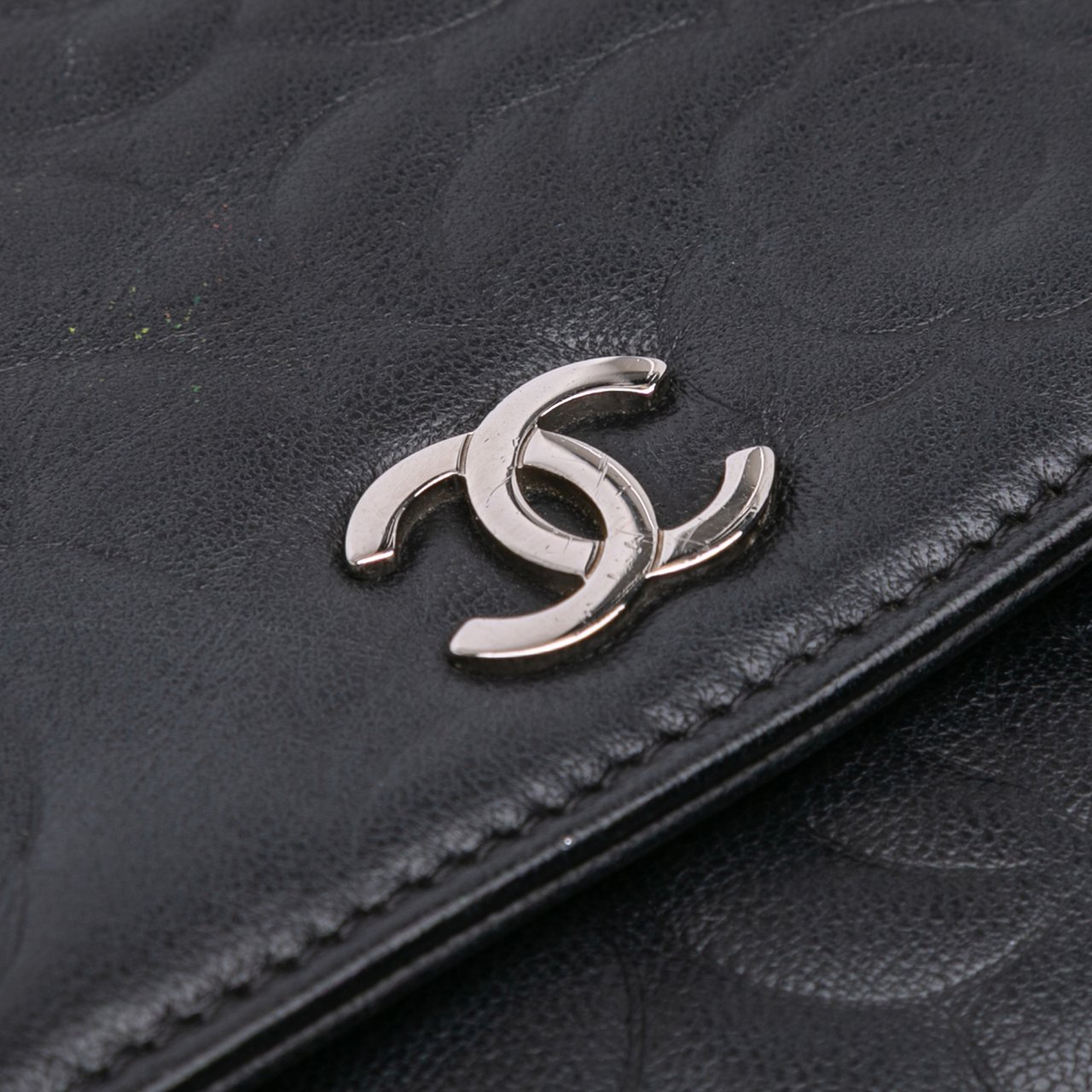 Chanel Camellia Embossed Lambskin Wallet On Chain Zwart