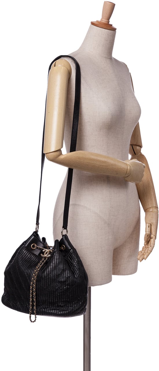 Chanel Medium Crumpled Calfskin Coco Pleats Drawstring Bucket Bag Zwart