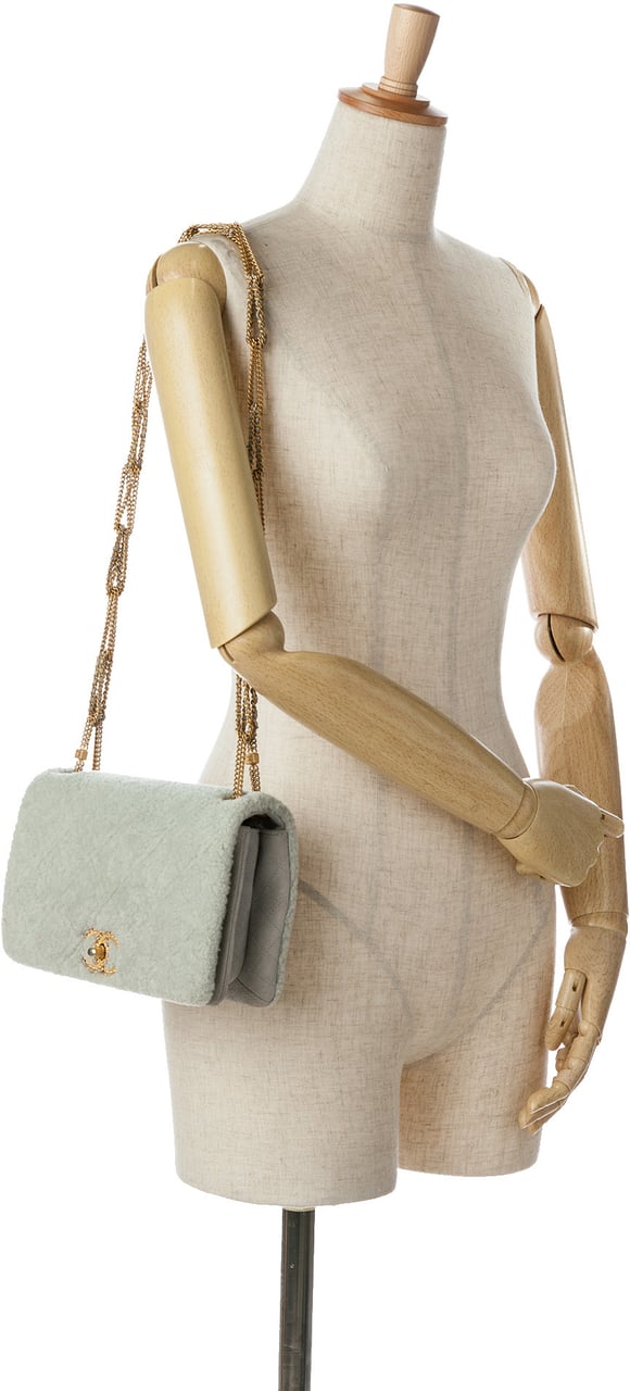 Chanel Quilted Shearling Chain Flap Grijs