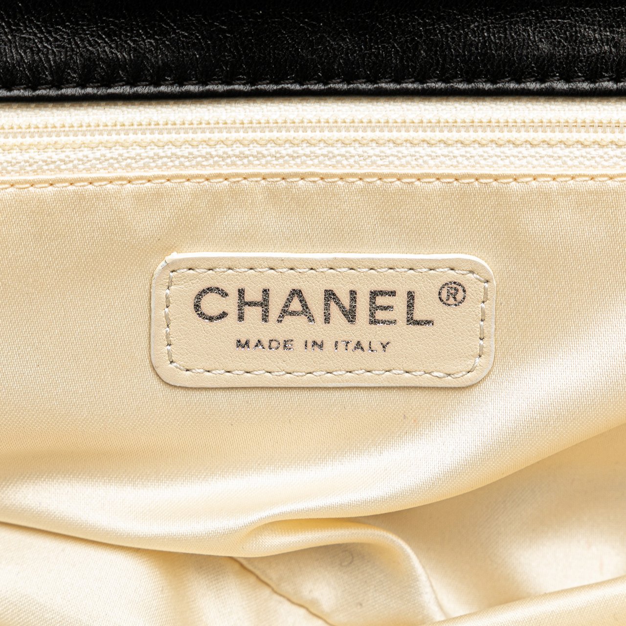 Chanel Quilted Lambskin Reissue East West Flap Zwart
