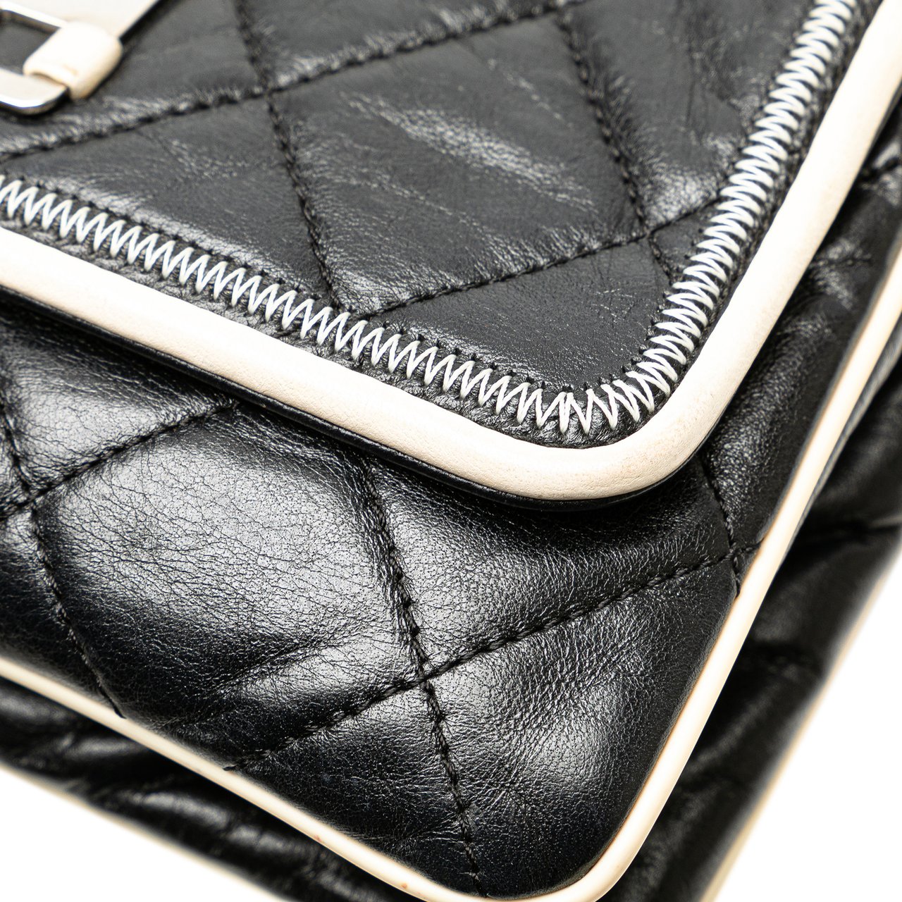 Chanel Quilted Lambskin Reissue East West Flap Zwart