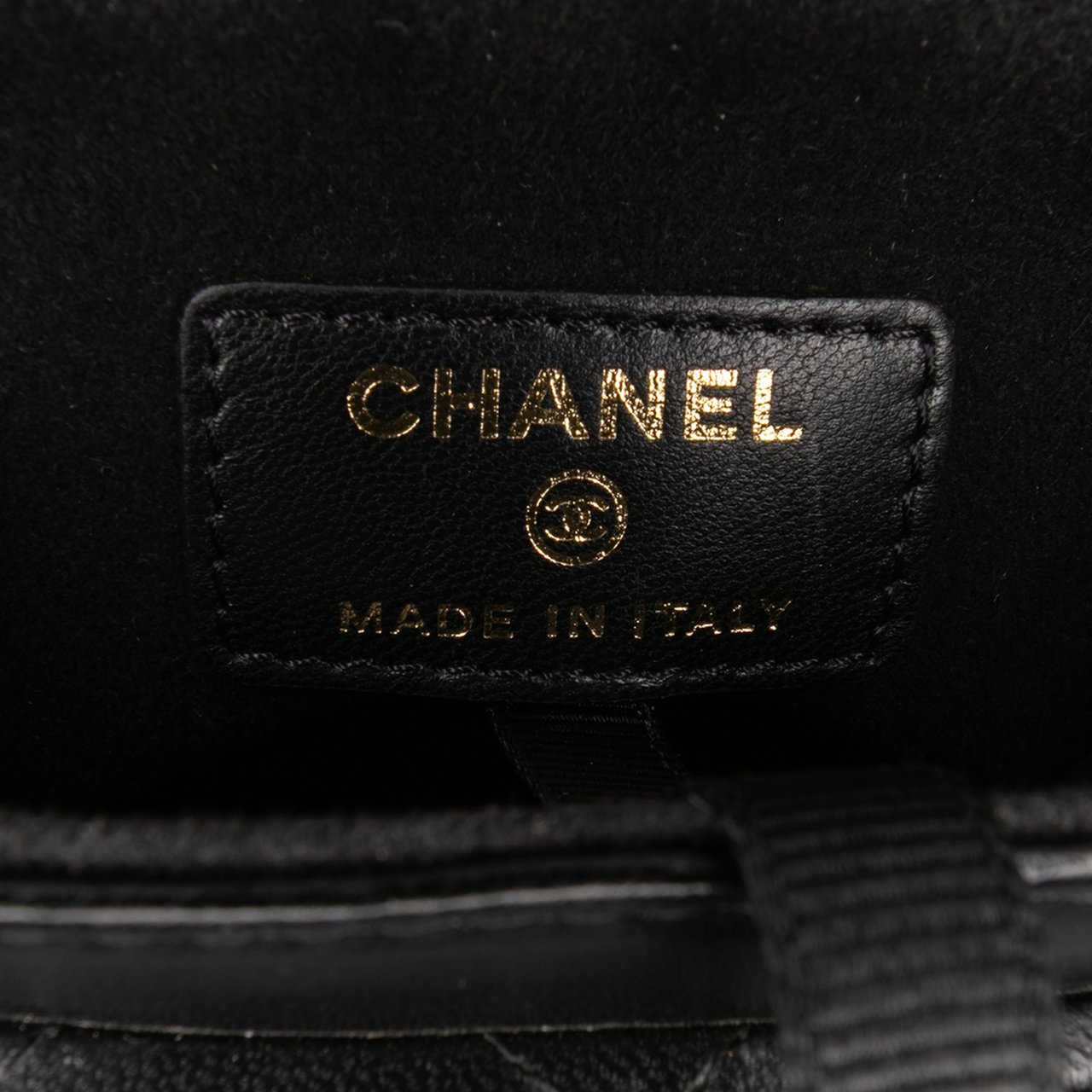Chanel CC Quilted Lambskin Chain Around Phone Holder Zwart