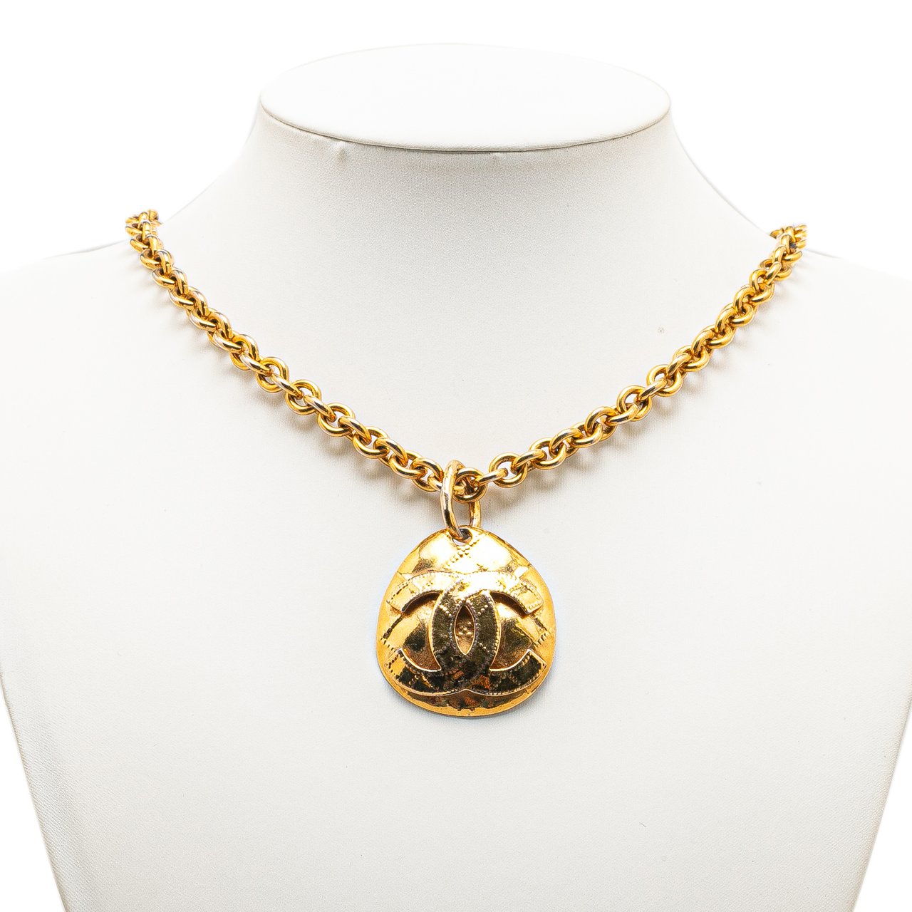Chanel Gold Plated CC Round Pendant Necklace Goud