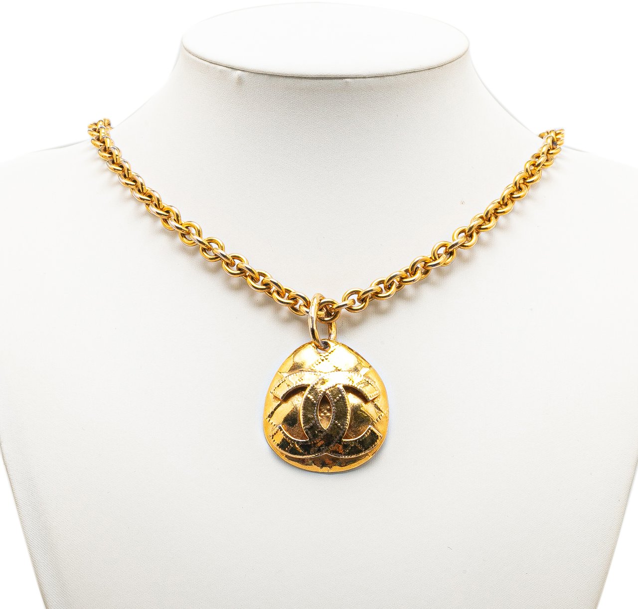 Chanel Gold Plated CC Round Pendant Necklace Goud