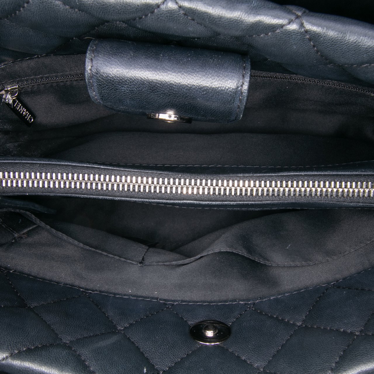 Chanel Quilted Lambskin 7 Tote Zwart