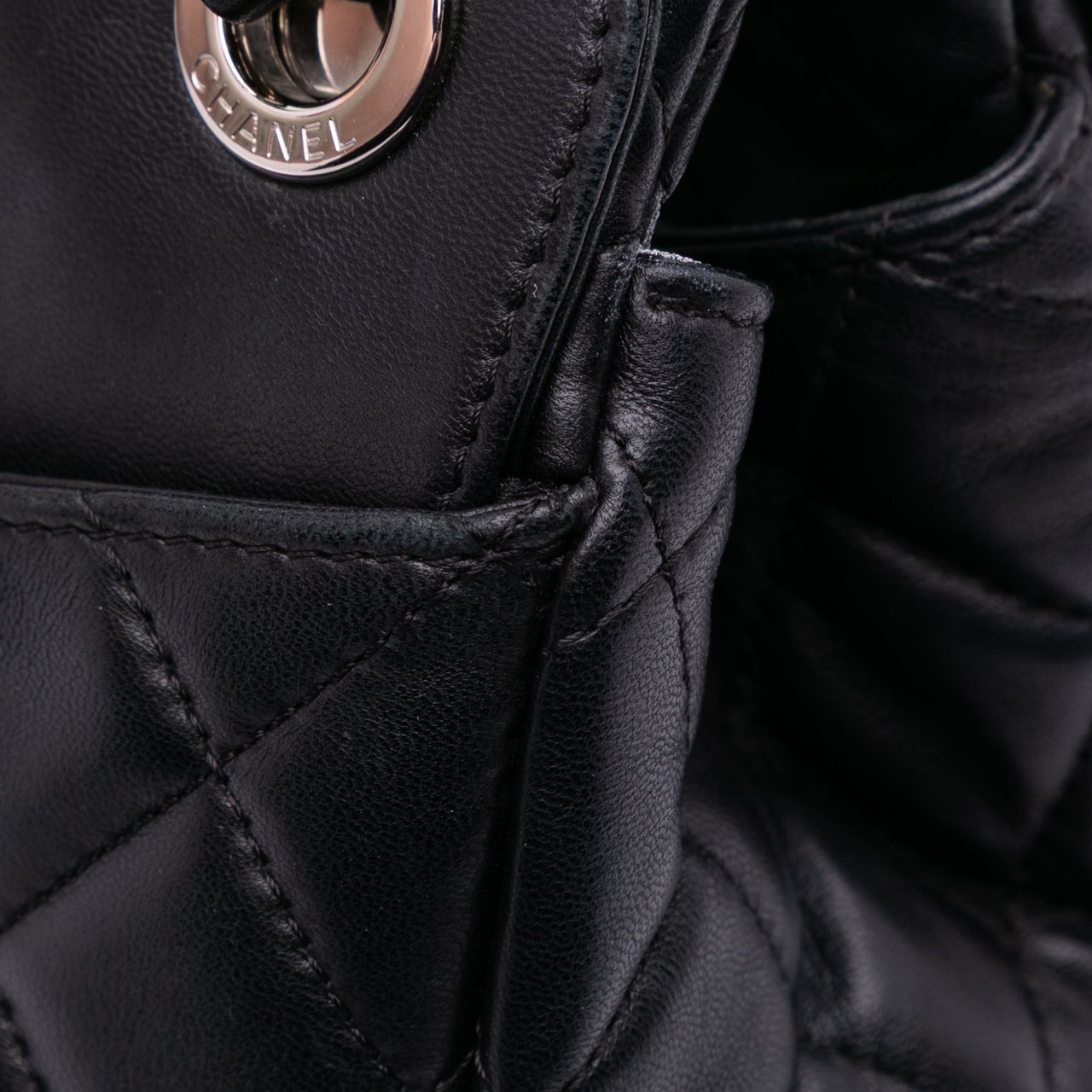 Chanel Quilted Lambskin 7 Tote Zwart