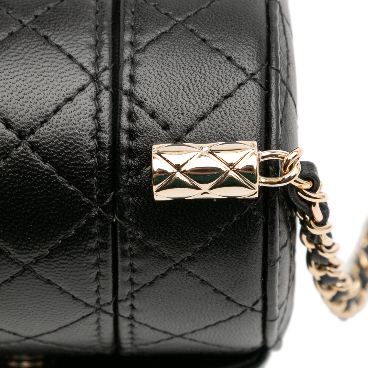 Chanel Mini Quilted Lambskin Round Vanity Case with Chain Zwart