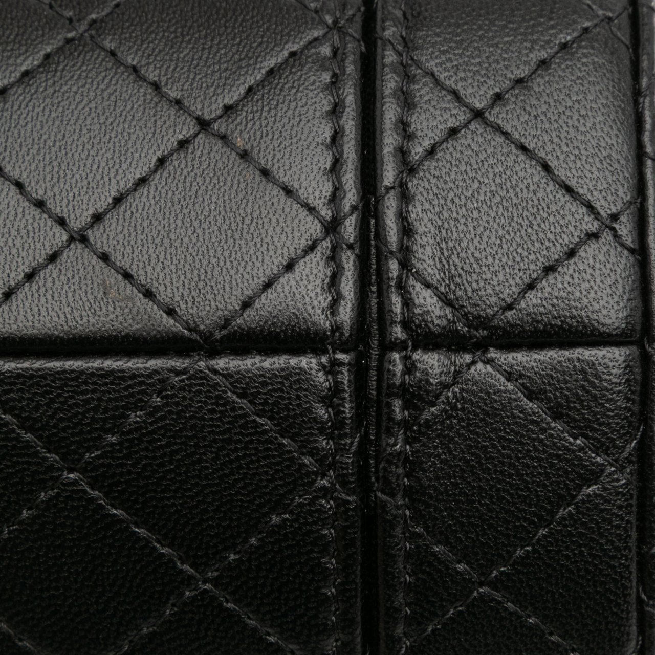 Chanel Mini Quilted Lambskin Round Vanity Case with Chain Zwart