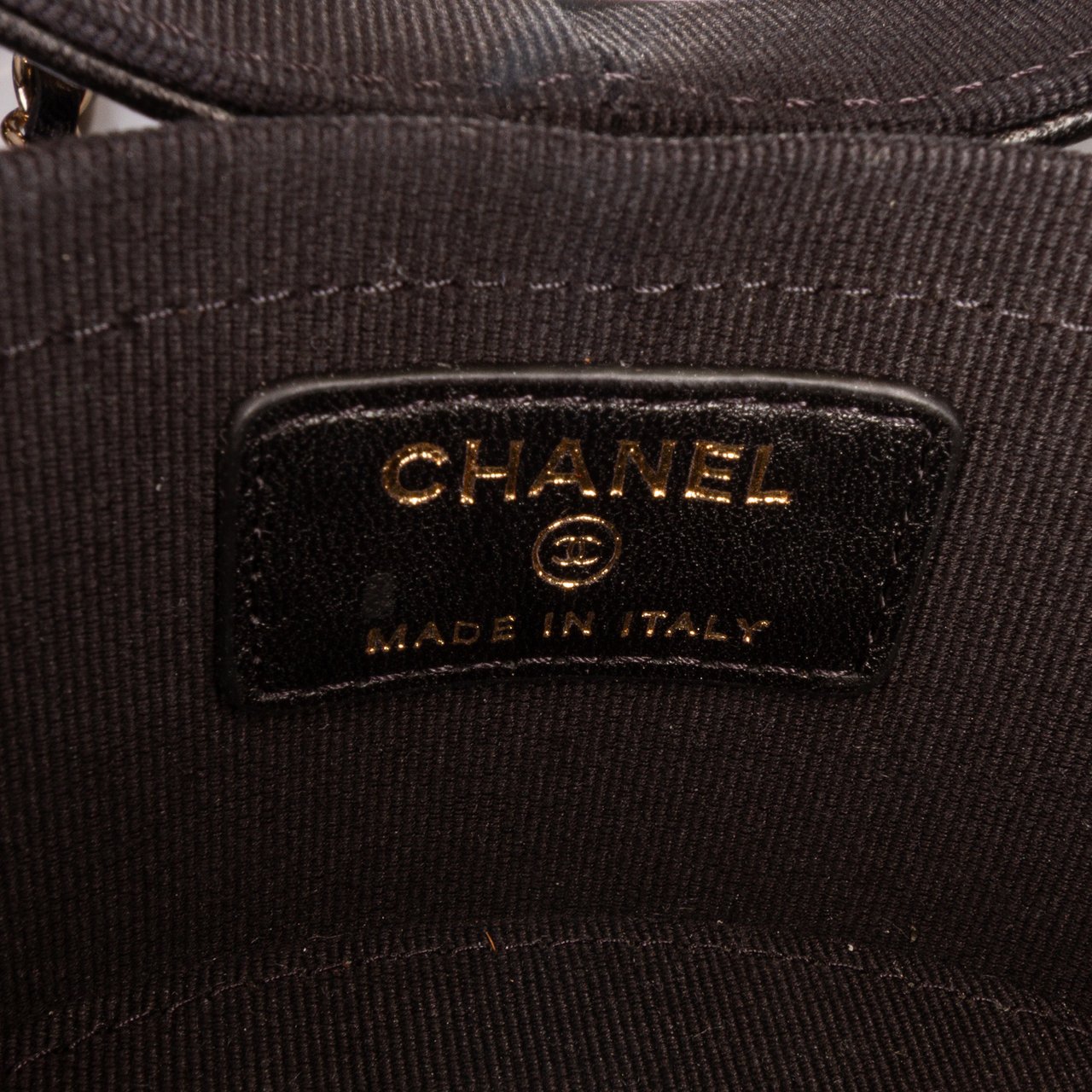 Chanel Mini Quilted Lambskin Round Vanity Case with Chain Zwart
