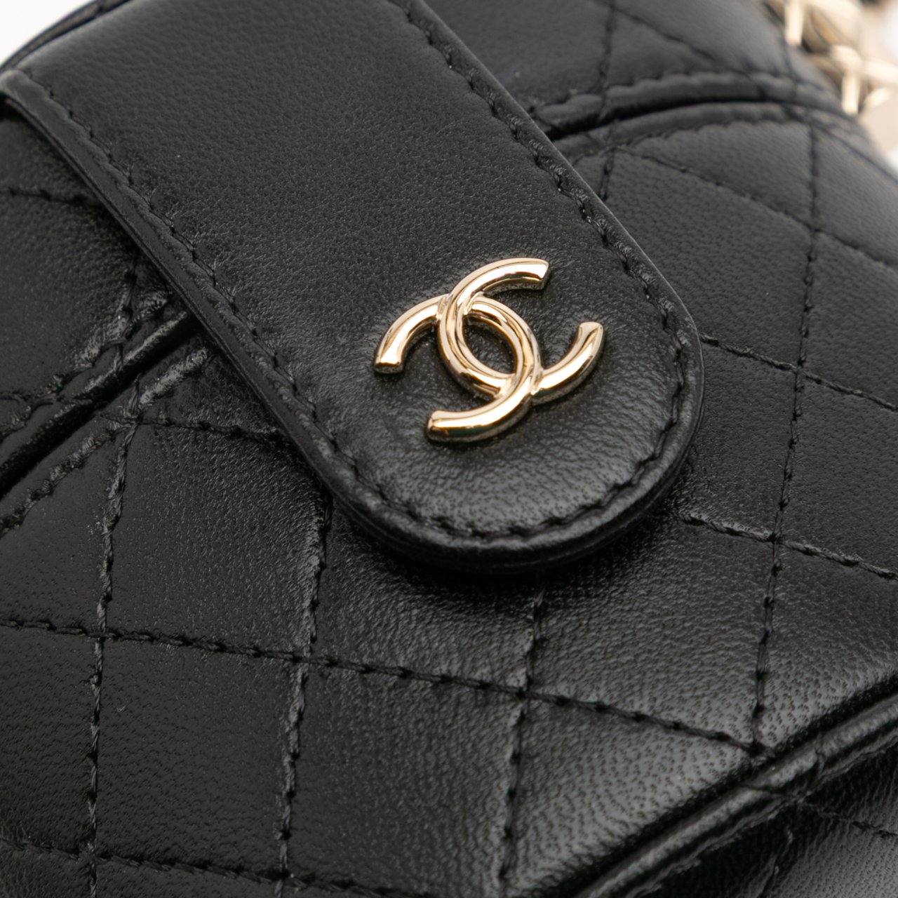 Chanel Mini Quilted Lambskin Round Vanity Case with Chain Zwart