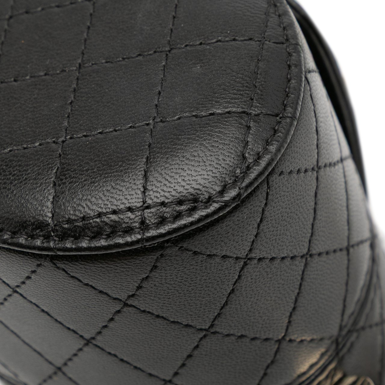 Chanel Mini Quilted Lambskin Round Vanity Case with Chain Zwart