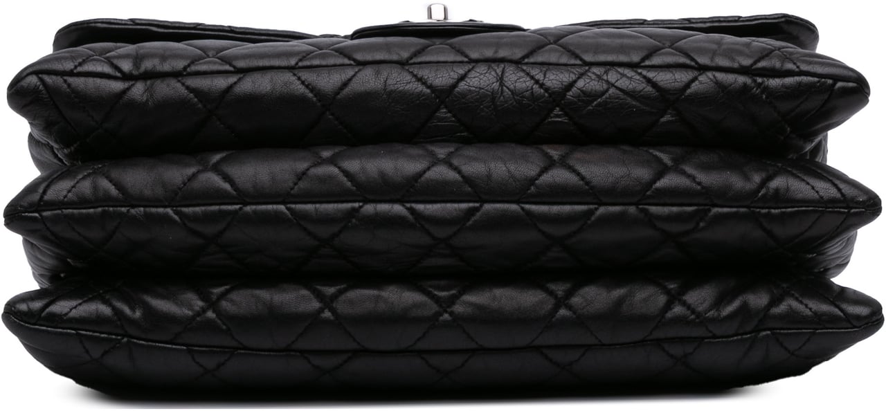 Chanel Maxi Quilted Lambskin 3 Flap Zwart