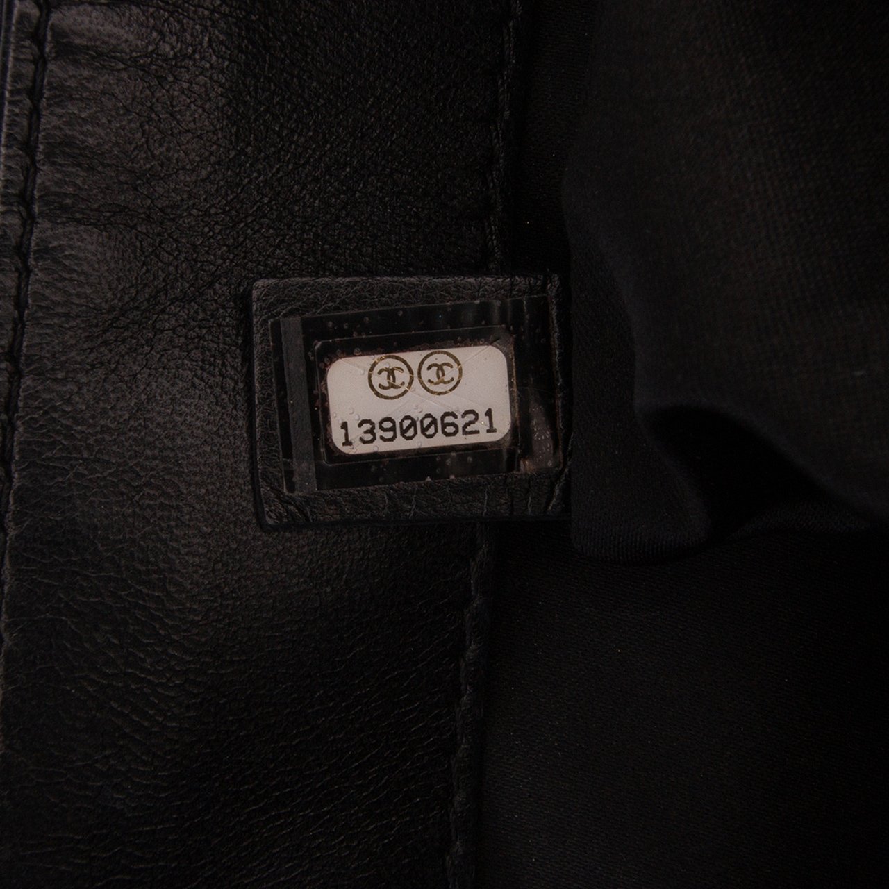 Chanel Maxi Quilted Lambskin 3 Flap Zwart