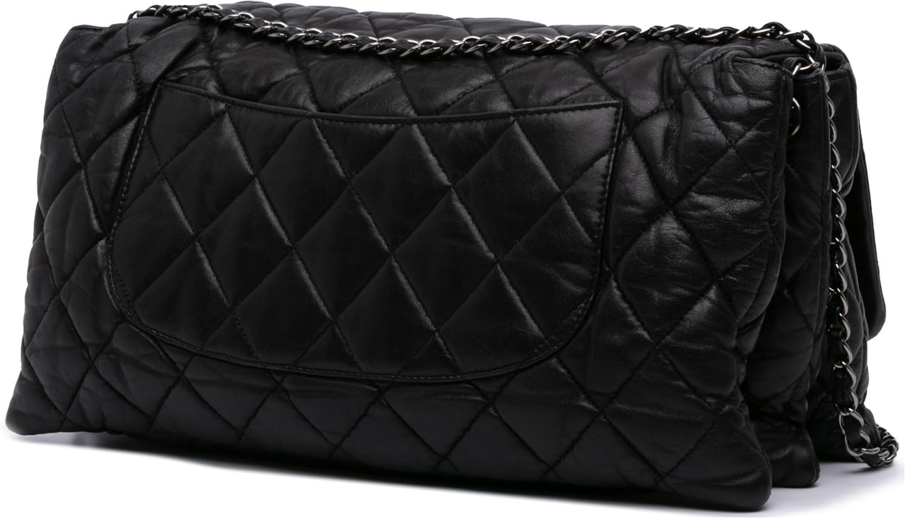 Chanel Maxi Quilted Lambskin 3 Flap Zwart