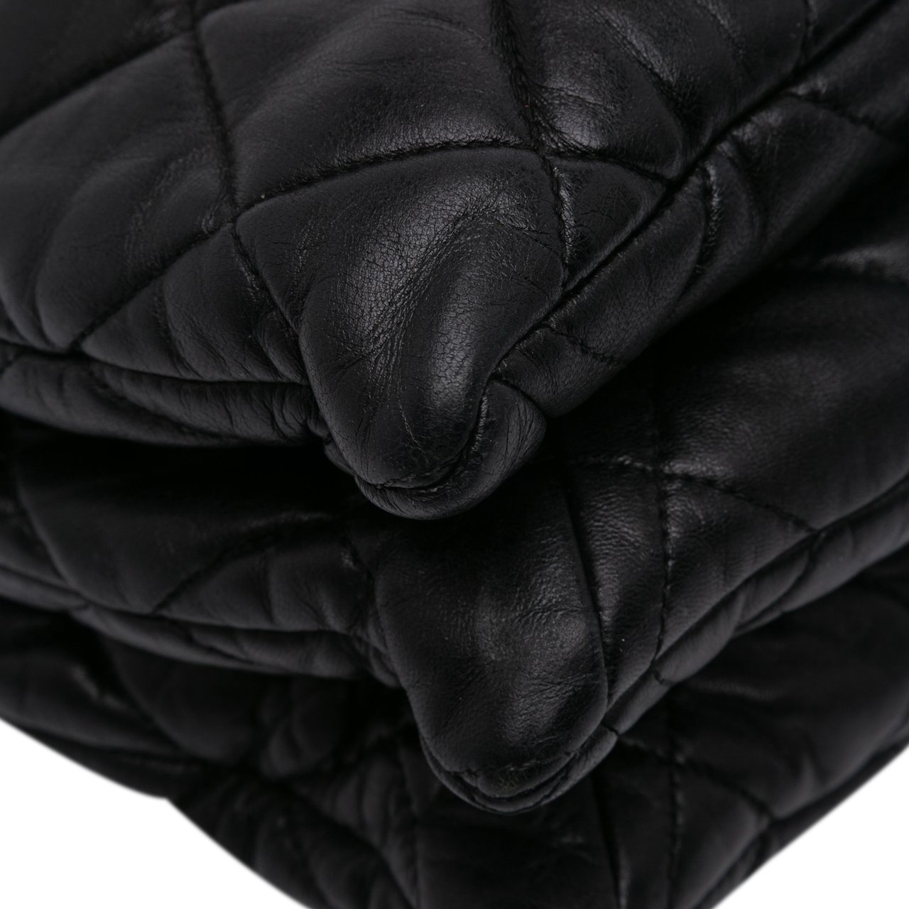 Chanel Maxi Quilted Lambskin 3 Flap Zwart