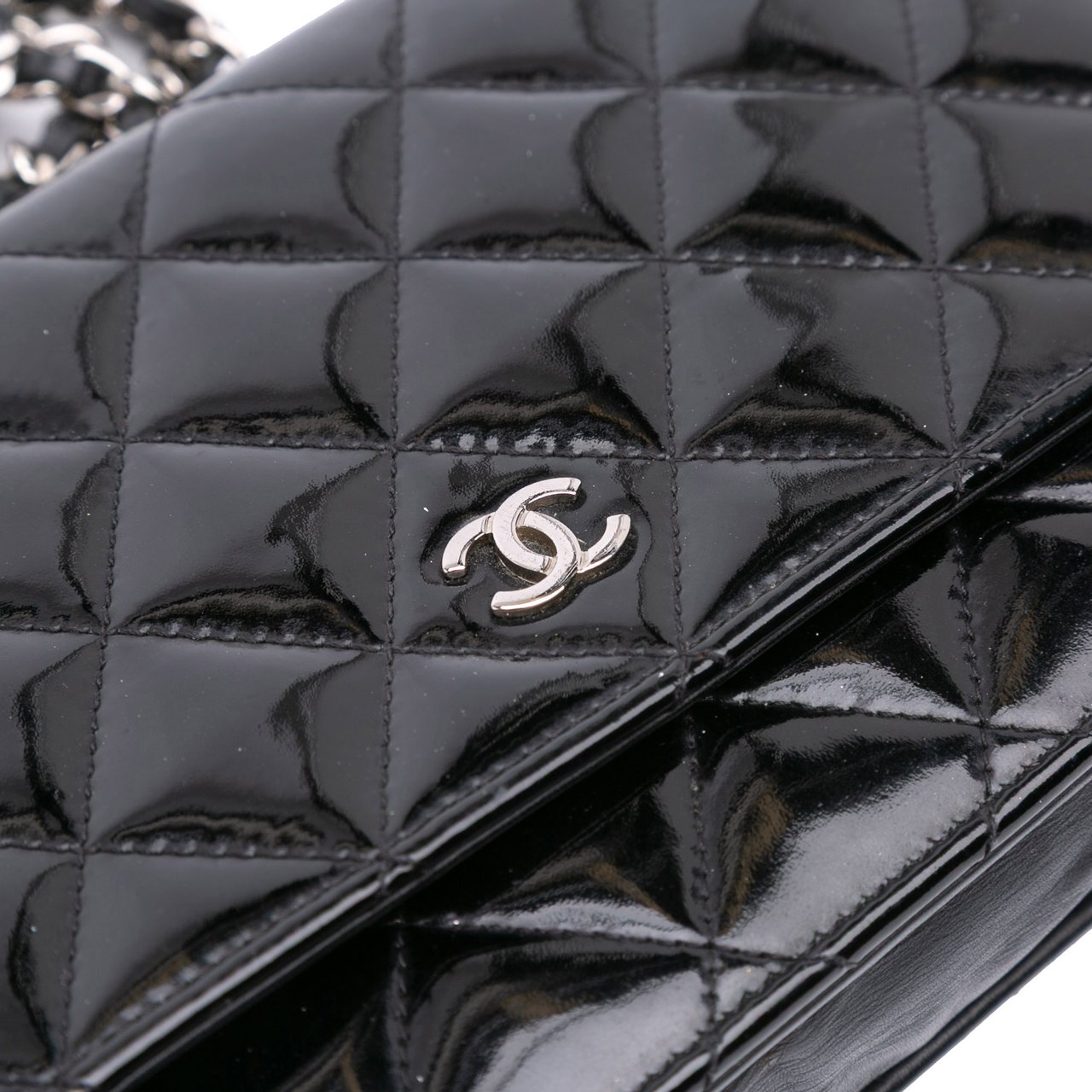 Chanel CC Quilted Patent Wallet On Chain Zwart