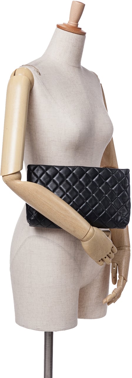 Chanel Quilted Lambskin Kiss Lock Clutch Zwart