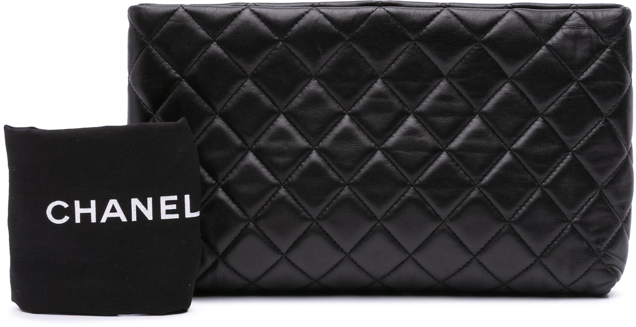 Chanel Quilted Lambskin Kiss Lock Clutch Zwart