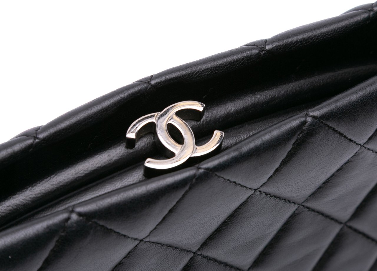 Chanel Quilted Lambskin Kiss Lock Clutch Zwart
