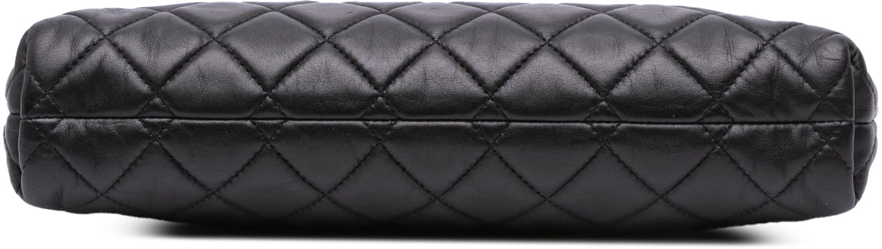 Chanel Quilted Lambskin Kiss Lock Clutch Zwart