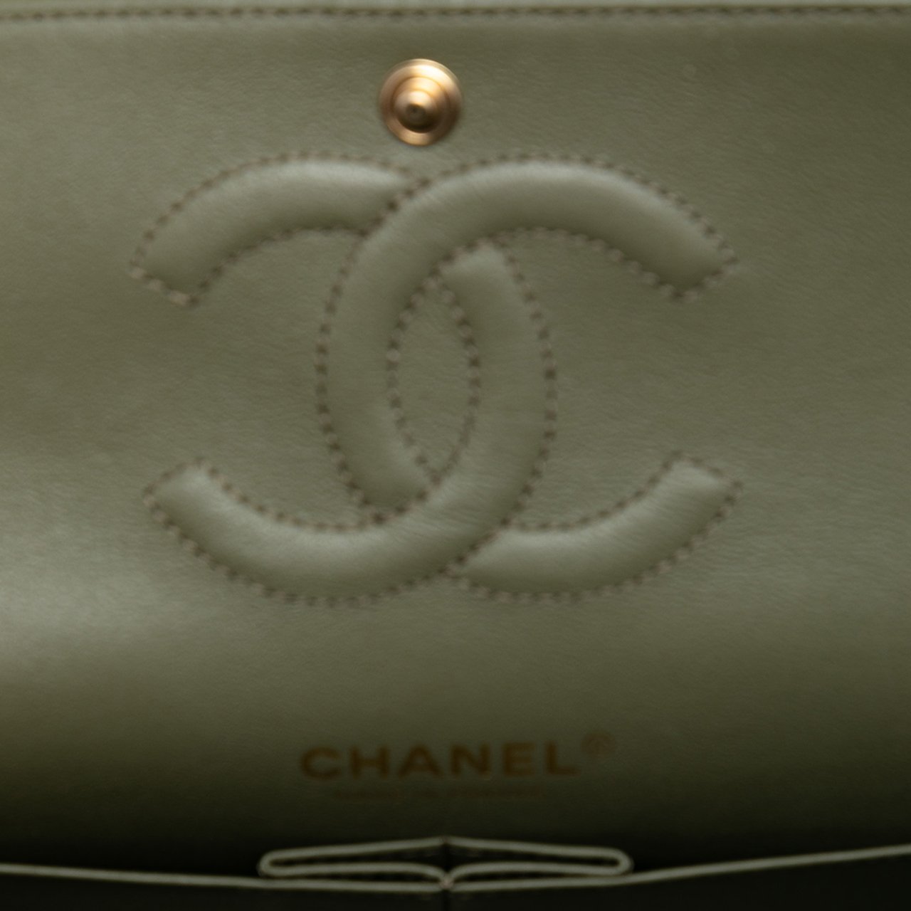 Chanel Medium Classic Chevron Lambskin Double Flap Groen