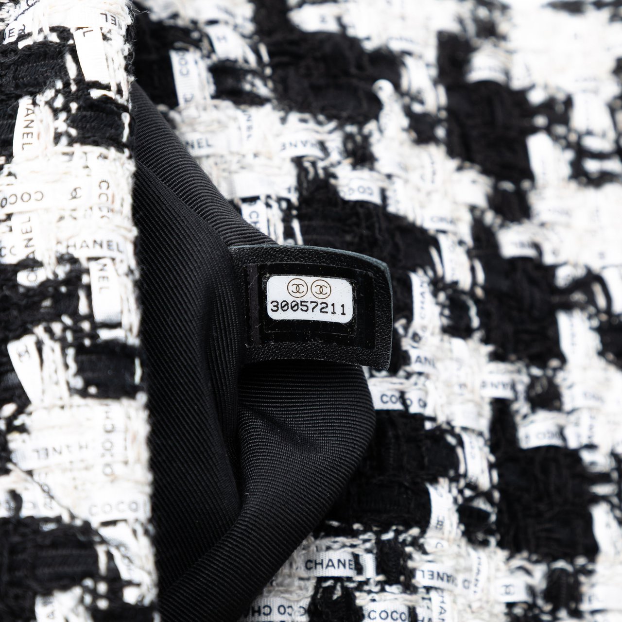 Chanel Large Houndstooth Tweed 19 Flap Zwart