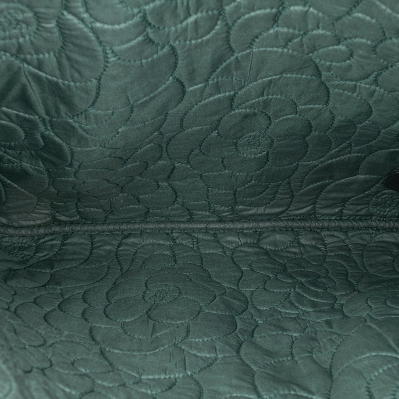 Chanel Large CC Embossed Lambskin Camellia O Case Clutch Blauw