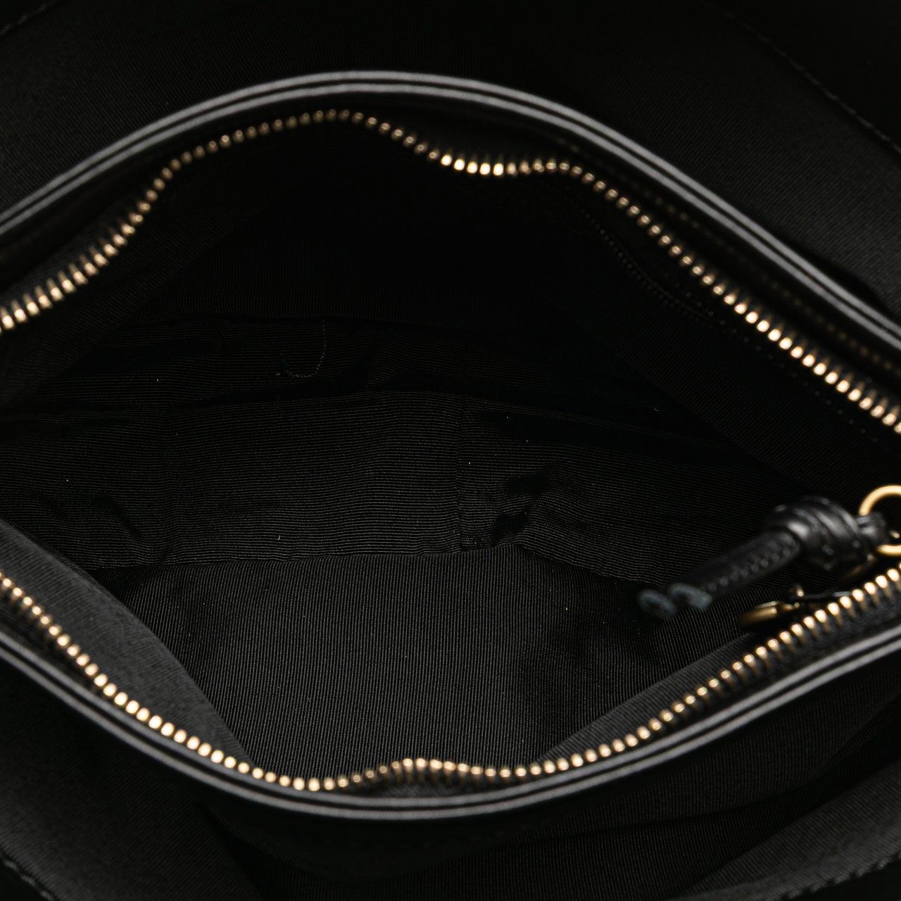 Chanel CC Lambskin Tortoise Handle Tote Zwart