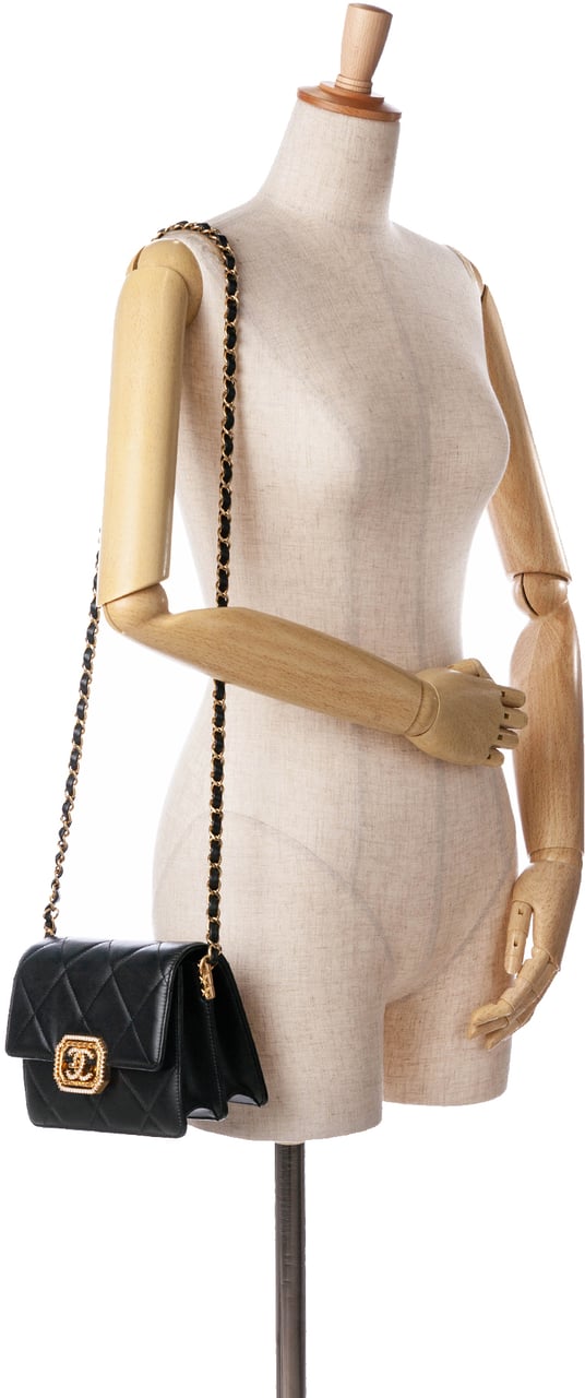 Chanel Quilted Lambskin Octagonal Buckle Crossbody Zwart