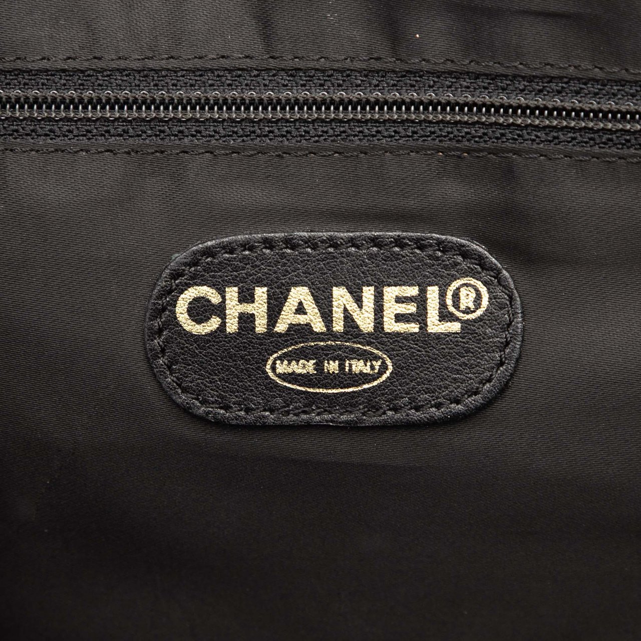 Chanel Caviar Logo Chain Tote Zwart