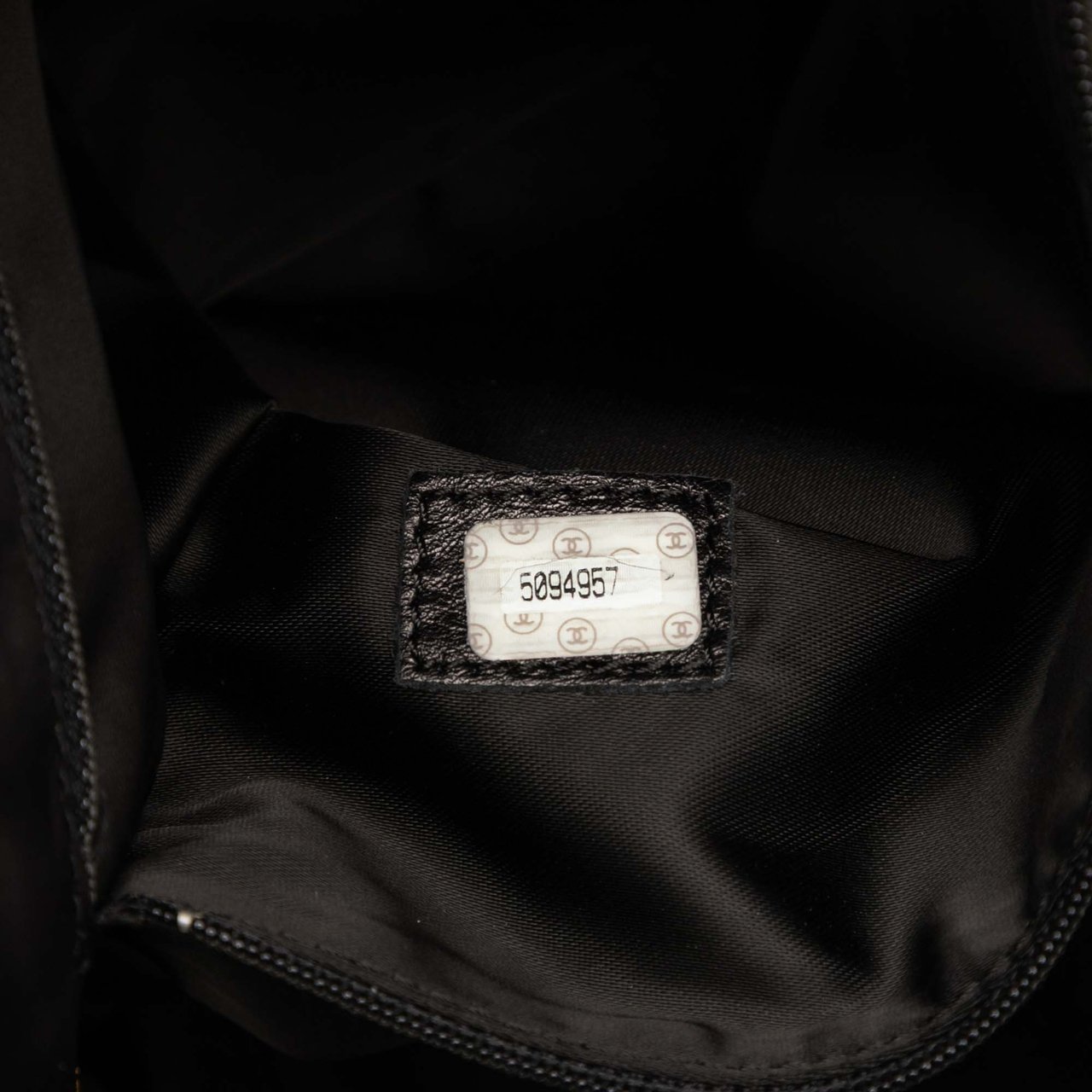 Chanel Caviar Logo Chain Tote Zwart