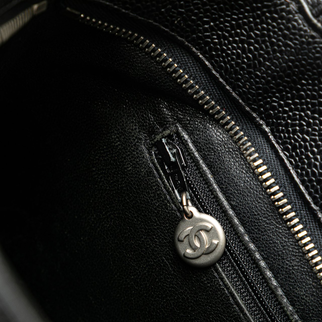Chanel Caviar Medallion Tote Zwart