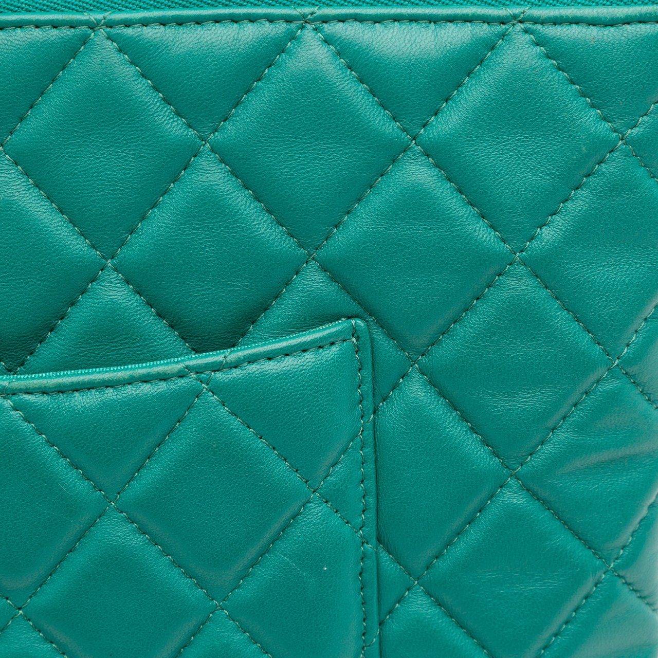 Chanel Medium Quilted Lambskin O Case Clutch Groen