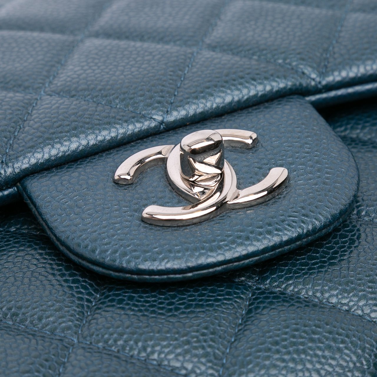 Chanel Jumbo Classic Iridescent Caviar Double Flap Blauw
