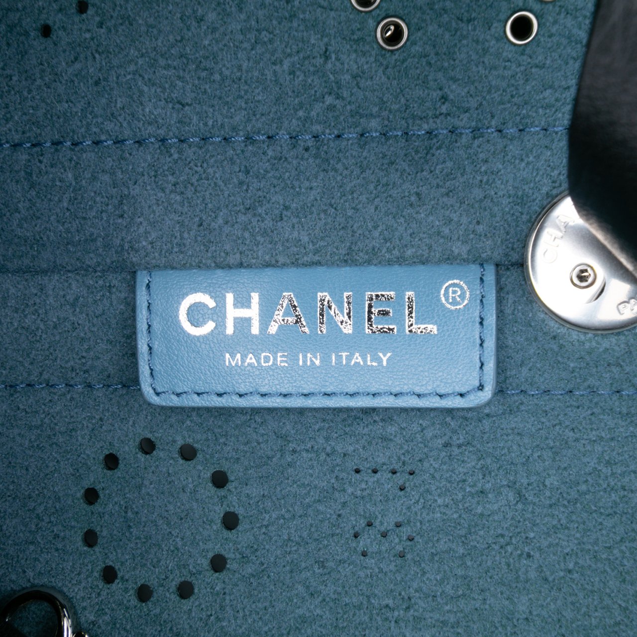 Chanel Calfskin and Tweed Small Piercing Light Bucket Bag Zwart