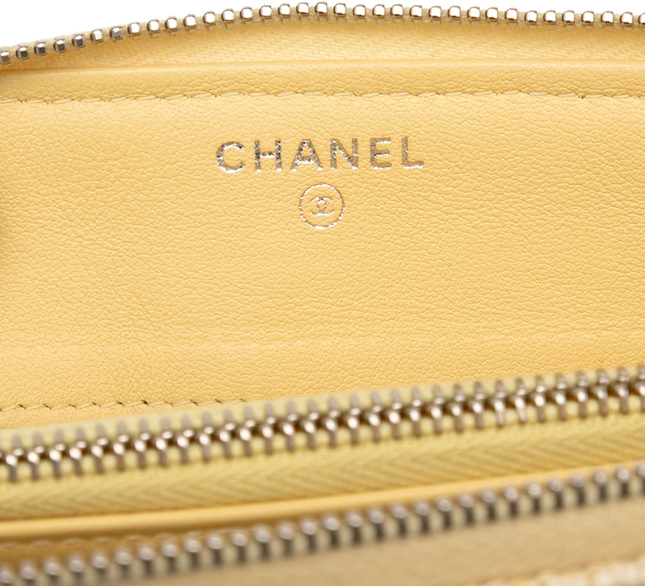 Chanel Medium Raffia Deauville O Case Clutch Geel