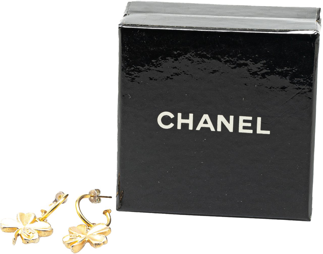 Chanel Gold Plated Clover Hoop Push Back Earrings Goud