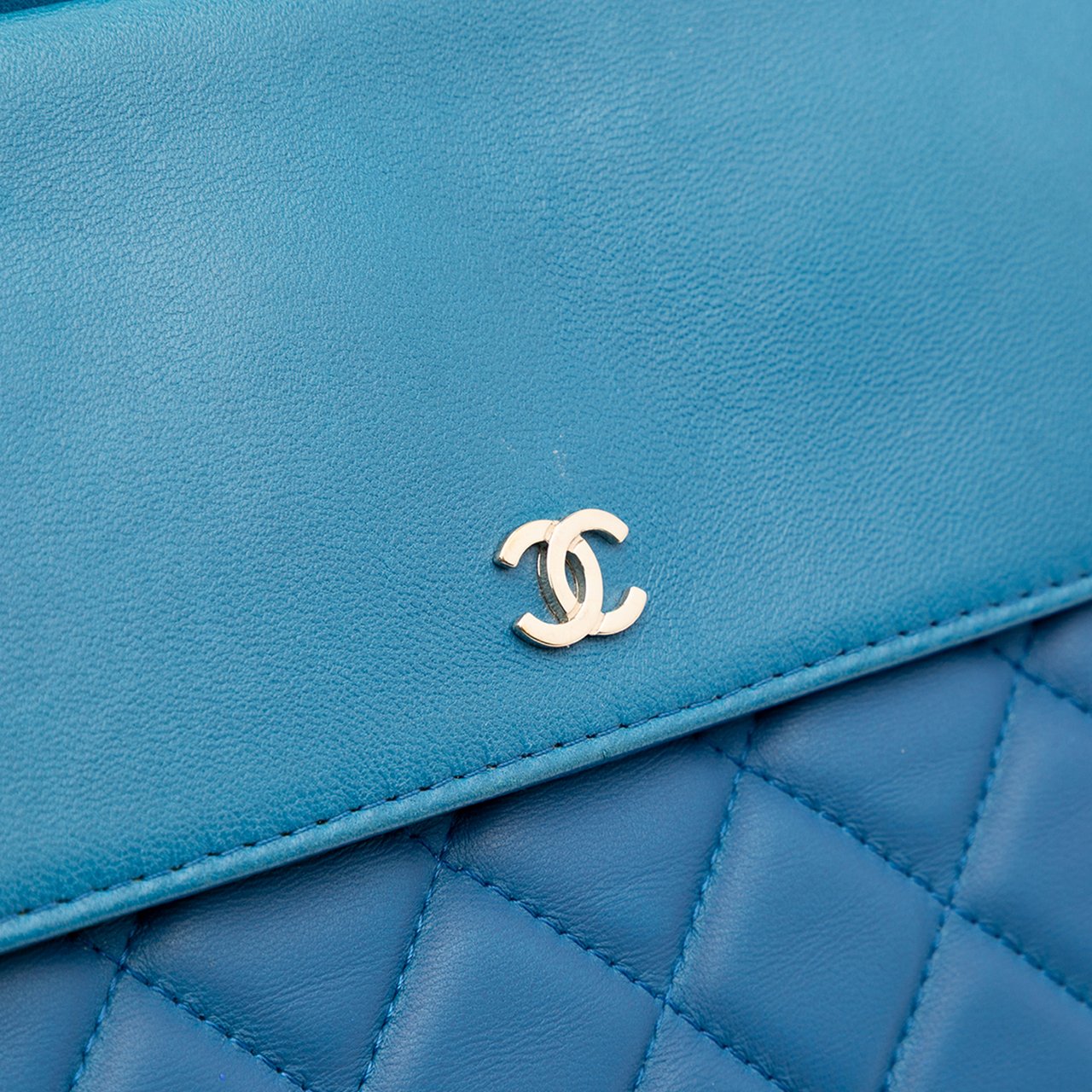 Chanel Large Quilted Lambskin Flap O Case Clutch Blauw